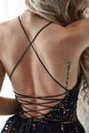 Vestido Médio de Renda e Costas Nua