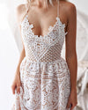 Vestido Médio de Renda e Costas Nua