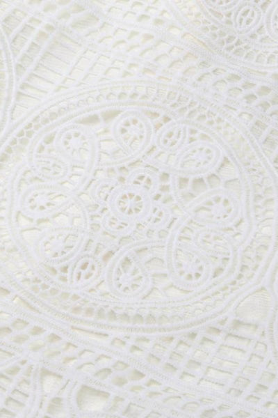 Vestido Médio de Renda e Costas Nua