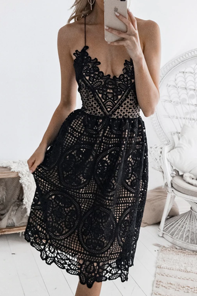Vestido Médio de Renda e Costas Nua